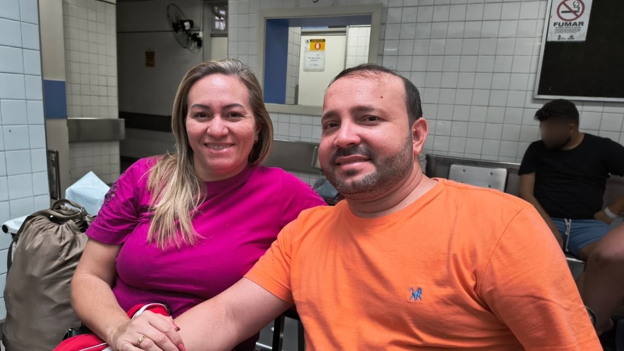 Lemuel posa para a foto, ao lado da companheira